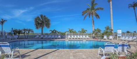 حمّام سباحة مُدفَّأ