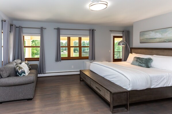 Chambre Lune de Miel, 1 très grand lit et 1 canapé-lit, balcon, vue colline | Literie de qualité supérieure, matelas mémoire de forme