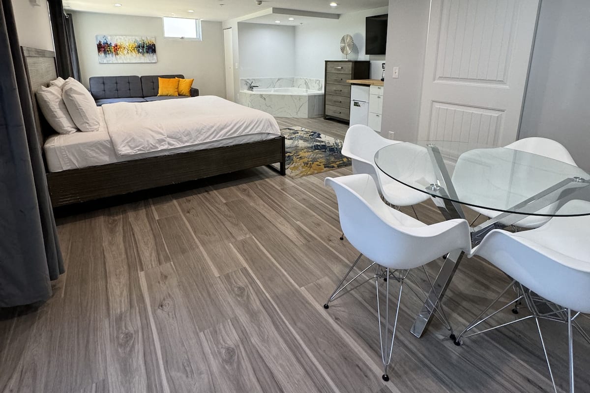Romantisches Zimmer, 1 King-Bett und Schlafsofa | 1 Schlafzimmer, hochwertige Bettwaren, Betten mit Memory-Foam-Matratzen