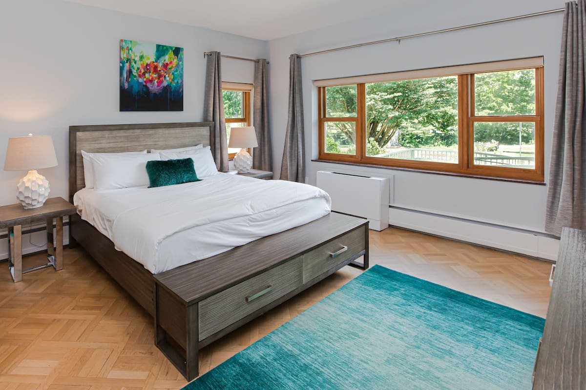 Economy-Zimmer, 1 King-Bett | 1 Schlafzimmer, hochwertige Bettwaren, Betten mit Memory-Foam-Matratzen