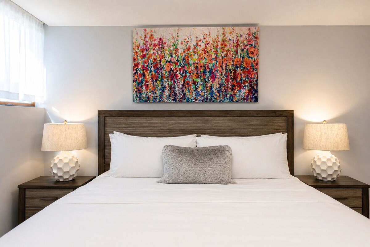 103 Economy Room King Bed Sleeps 2  | Premium bedding, memory-foam beds, iron/ironing board, cots/infant beds