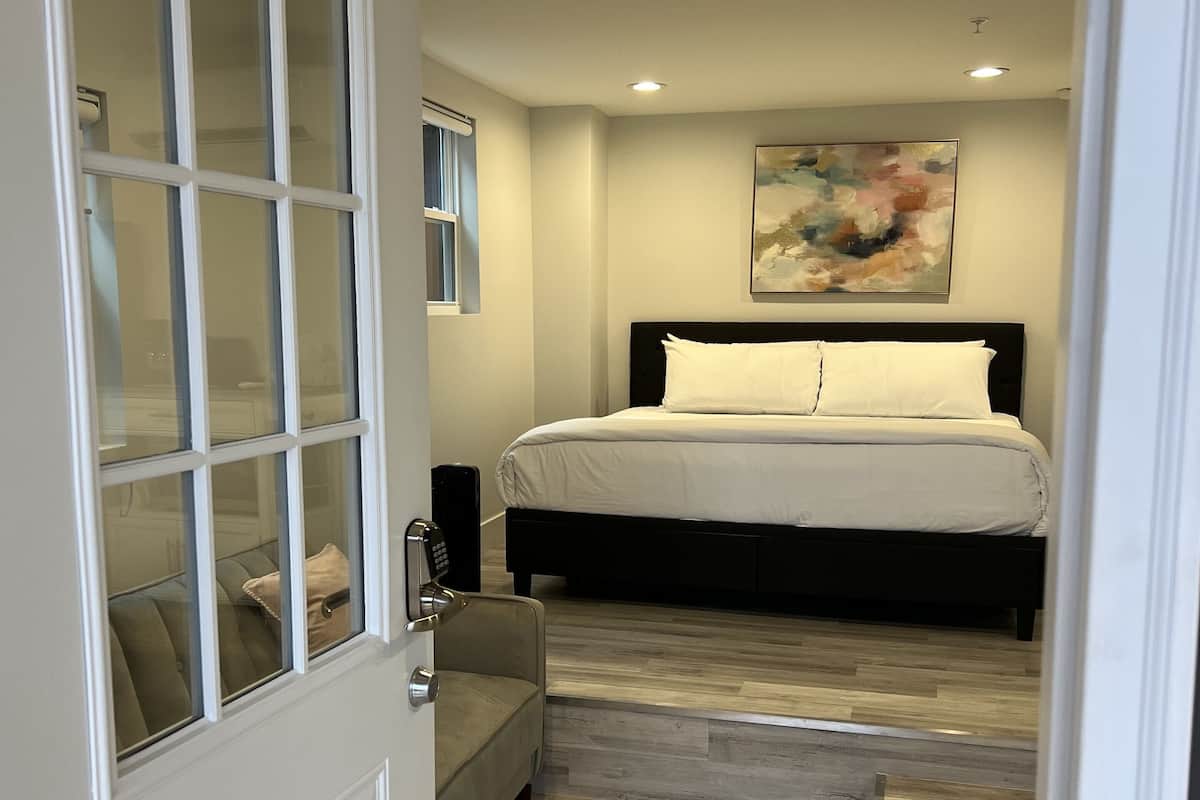 Standard-Studio, 1 King-Bett und Schlafsofa, Hanglage | 1 Schlafzimmer, hochwertige Bettwaren, Betten mit Memory-Foam-Matratzen