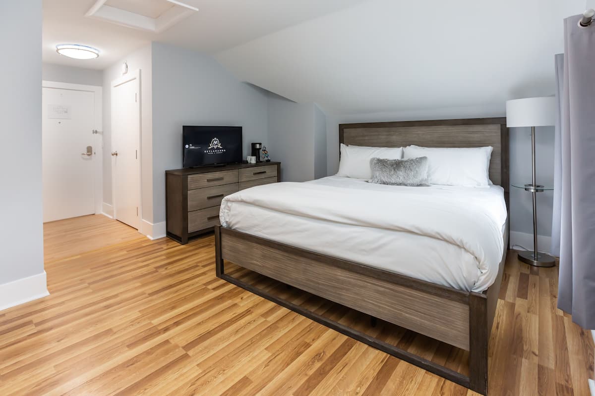 Economy-Zimmer, 1 King-Bett und Schlafsofa, Nichtraucher, Mikrowelle | 1 Schlafzimmer, hochwertige Bettwaren, Betten mit Memory-Foam-Matratzen