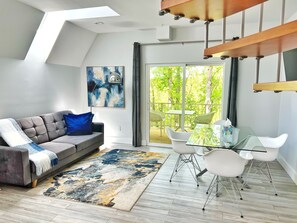 Cabane Premium, non-fumeurs | Coin séjour | Télévision à écran plat, Netflix, Hulu, services de streaming