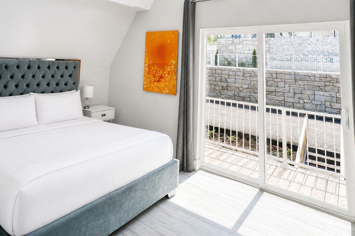 Deluxe Apartment | Premium bedding, memory-foam beds, iron/ironing board, cots/infant beds