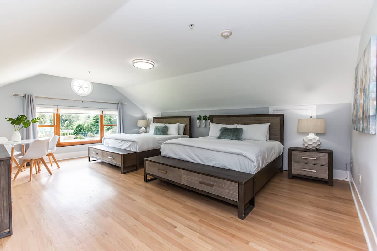 Familien-Doppelzimmer, Mehrere Betten, Kochnische, Hügelblick | 1 Schlafzimmer, hochwertige Bettwaren, Betten mit Memory-Foam-Matratzen