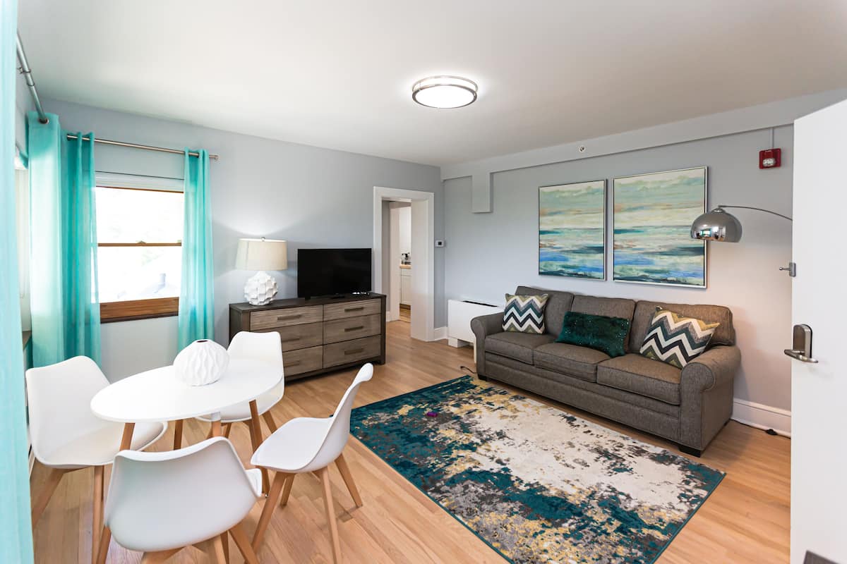 Deluxe-Suite, 1 King-Bett und Schlafsofa, Kochnische, Bergblick | Wohnbereich | 55-Zoll-Flachbildfernseher mit Digitalempfang, Fernseher, Netflix