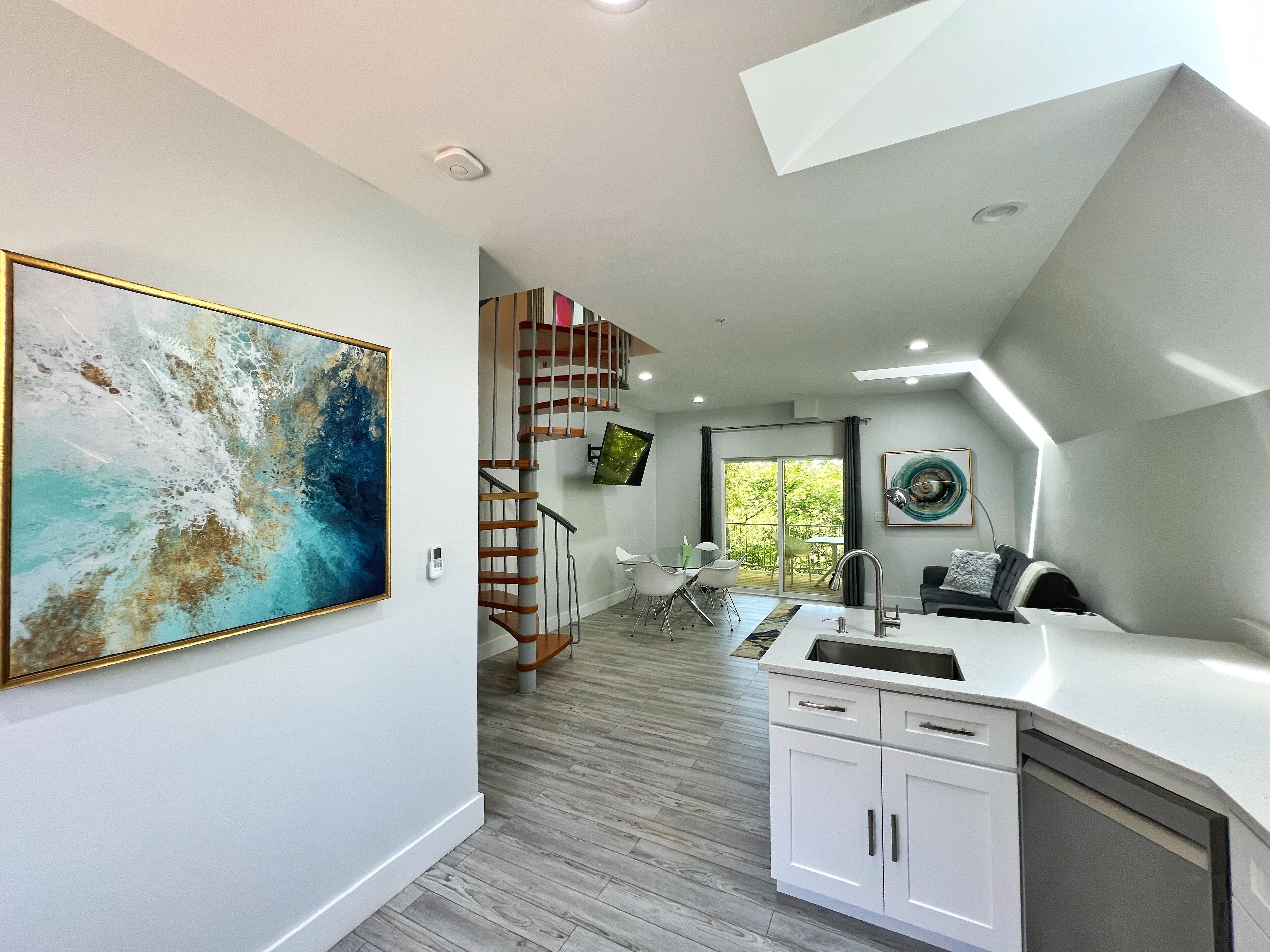 premium cabin, non smoking, mountain view | private kitchen | full-sized fridge, microwave, coffee/tea maker, high chair