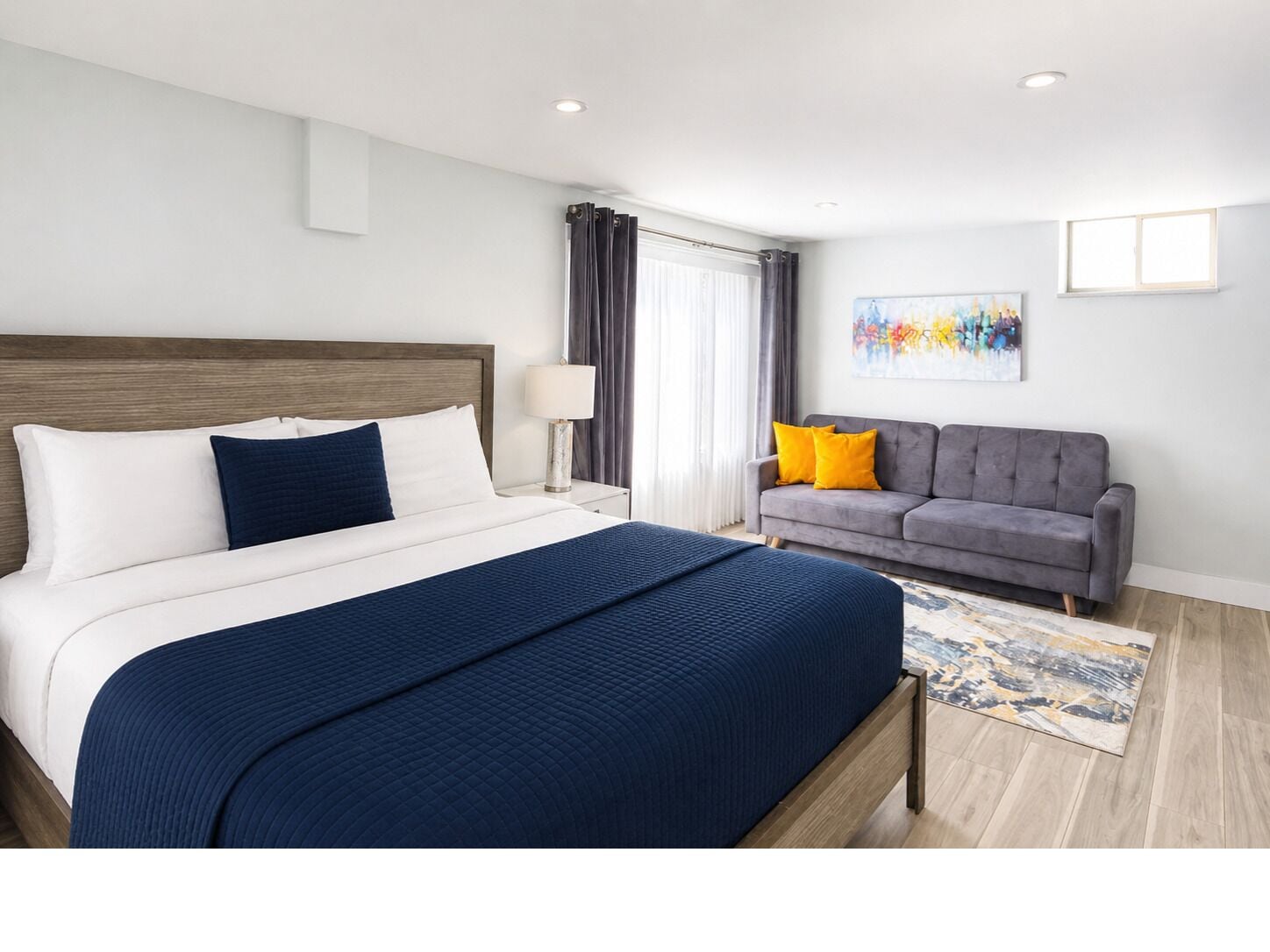 Romantische kamer, 1 kingsize bed met slaapbank | Luxe beddengoed, bedden met traagschuimmatras, individueel gedecoreerd