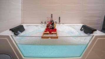 Exclusive Studio | Bathroom | Hair dryer, towels, toilet paper