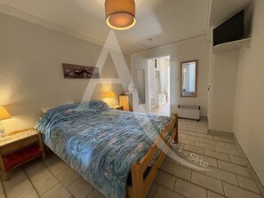 1 chambre, fer et planche Ă repasser