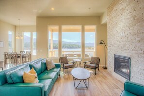 Una televisión, una chimenea, un reproductor estéreo, una oficina