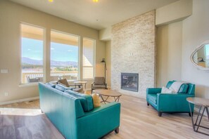 Una televisión, una chimenea, un reproductor estéreo, una oficina