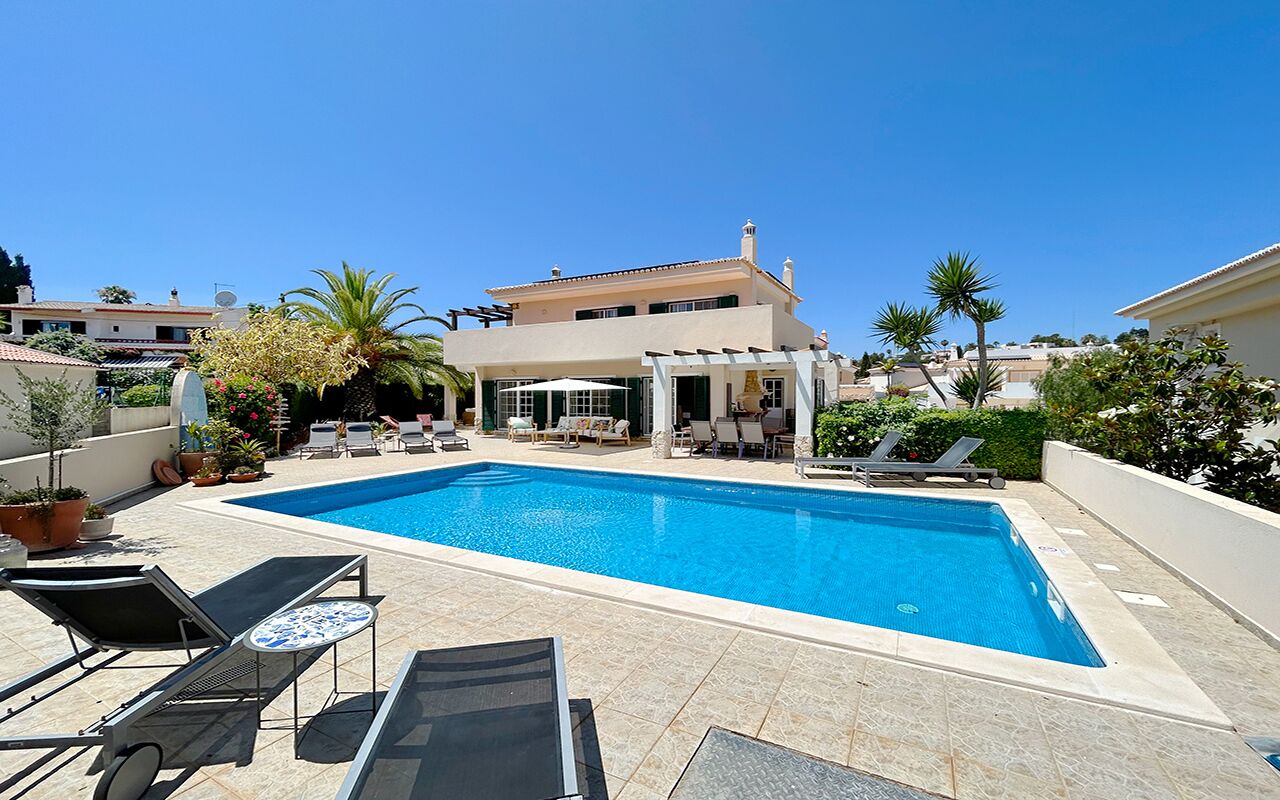 Charming 4 Bedroom Villa w/ Private Pool, Sleeps 8, Wifi, A/C, near Lagos Marina