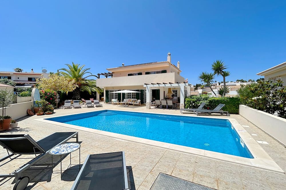 Charming 4 Bedroom Villa w/ Private Pool, Sleeps 8, Wifi, A/C, near Lagos Marina