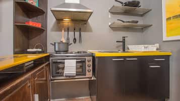 Fridge, oven, stovetop, coffee/tea maker