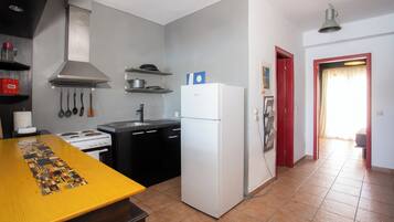 Fridge, oven, stovetop, coffee/tea maker