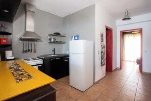 Refrigerador, horno, placa de cocina, cafetera/tetera