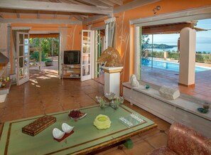 Smart TV, fireplace, books, stereo - Unique Villa with magnificent styling, Panoramic Sea Views and Swimming pool  (Porto Cheli)