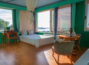 6 bedrooms, desk, iron/ironing board, travel cot