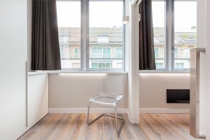 Leilighet, 1 dobbeltseng med sovesofa | Sengetøy av topp kvalitet, dundyner og skrivebord for bærbar PC