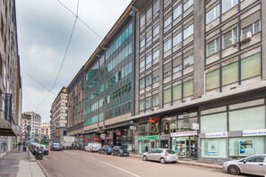 Front of property - easyhomes - City Centre Suites (Milan)