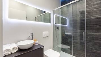 公寓, 1 张双人床和 1 张沙发床 | 浴室 | 淋浴设施、免费洗浴用品、吹风机、毛巾