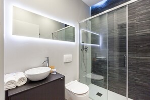 Apartment, 1 Double Bed with Sofa bed | Bathroom | Shower, free toiletries, hair dryer, towels - easyhomes - City Centre Suites (Milan)