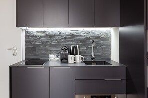 Apartment, 1 Double Bed with Sofa bed | Private kitchen | Mini-fridge, microwave, stovetop, dishwasher - easyhomes - City Centre Suites (Milan)