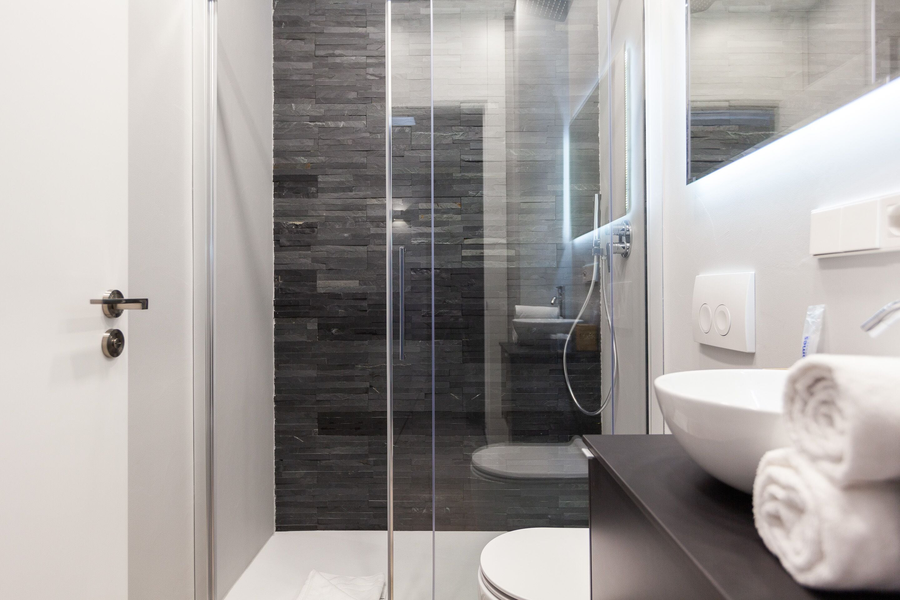Appartement, 1 tweepersoonsbed met slaapbank | Badkamer | Een douche, gratis toiletartikelen, een haardroger, handdoeken