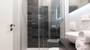 Apartment, 1 Doppelbett und Schlafsofa | Badezimmer | Dusche, kostenlose Toilettenartikel, Haartrockner, Handtücher