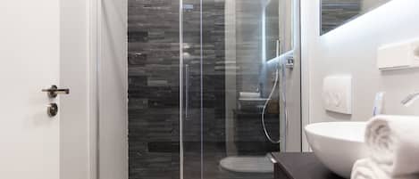 Appartement, 1 lit double et 1 canapé-lit | Salle de bain | Douche, articles de toilette gratuits, sèche-cheveux
