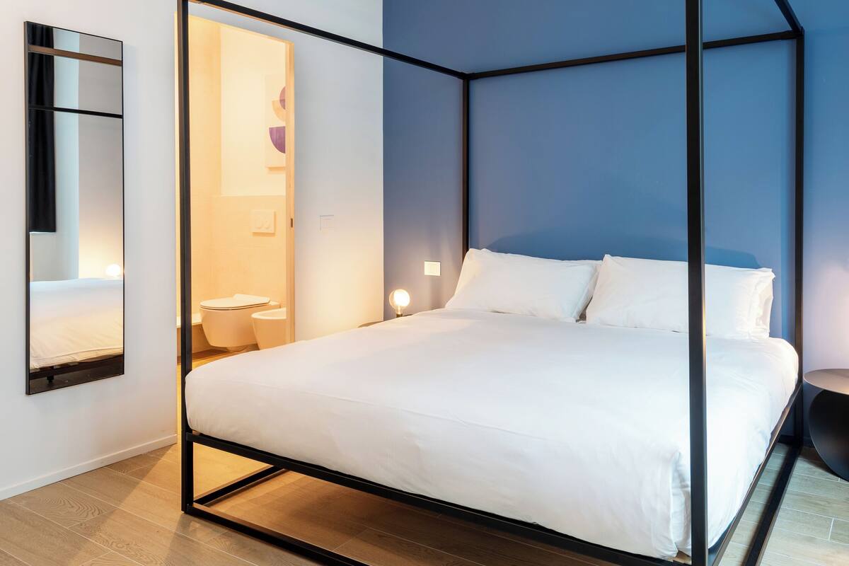 Hochwertige Bettwaren, Daunenbettdecken, laptopgeeigneter Arbeitsplatz