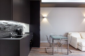 Apartment, 1 Double Bed with Sofa bed | Private kitchen | Mini-fridge, microwave, stovetop, dishwasher - easyhomes - City Centre Suites (Milan)