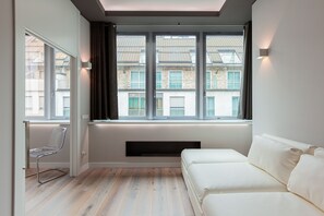 Leilighet, 1 dobbeltseng med sovesofa | Oppholdsområde | En 32-tommers Flatskjerm-TV med kabel-kanaler samt TV