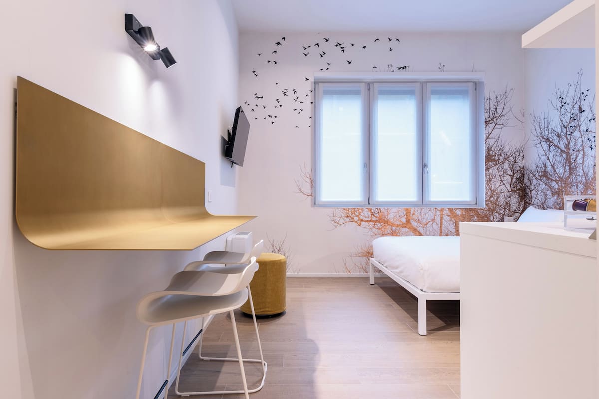 Deluxe Studio | Premium bedding, down duvets, laptop workspace, iron/ironing board