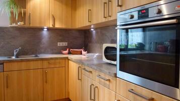 Mikrowelle, Ofen, Geschirrspüler, Hochstuhl