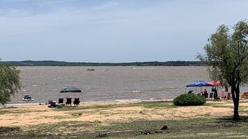 在海滩、沙滩椅、沙滩毛巾