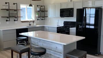 冰箱、微波炉、烤箱、炉灶