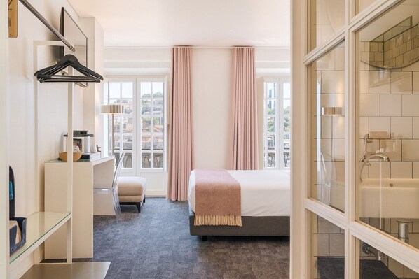Classic-Doppelzimmer, Balkon, Flussblick | Individuell dekoriert, individuell eingerichtet, Verdunkelungsvorhänge
