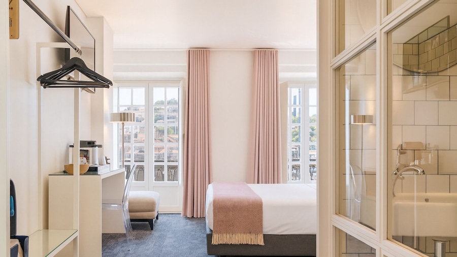 Miragaia Riverside Suites.
