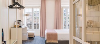 Miragaia Riverside Suites.