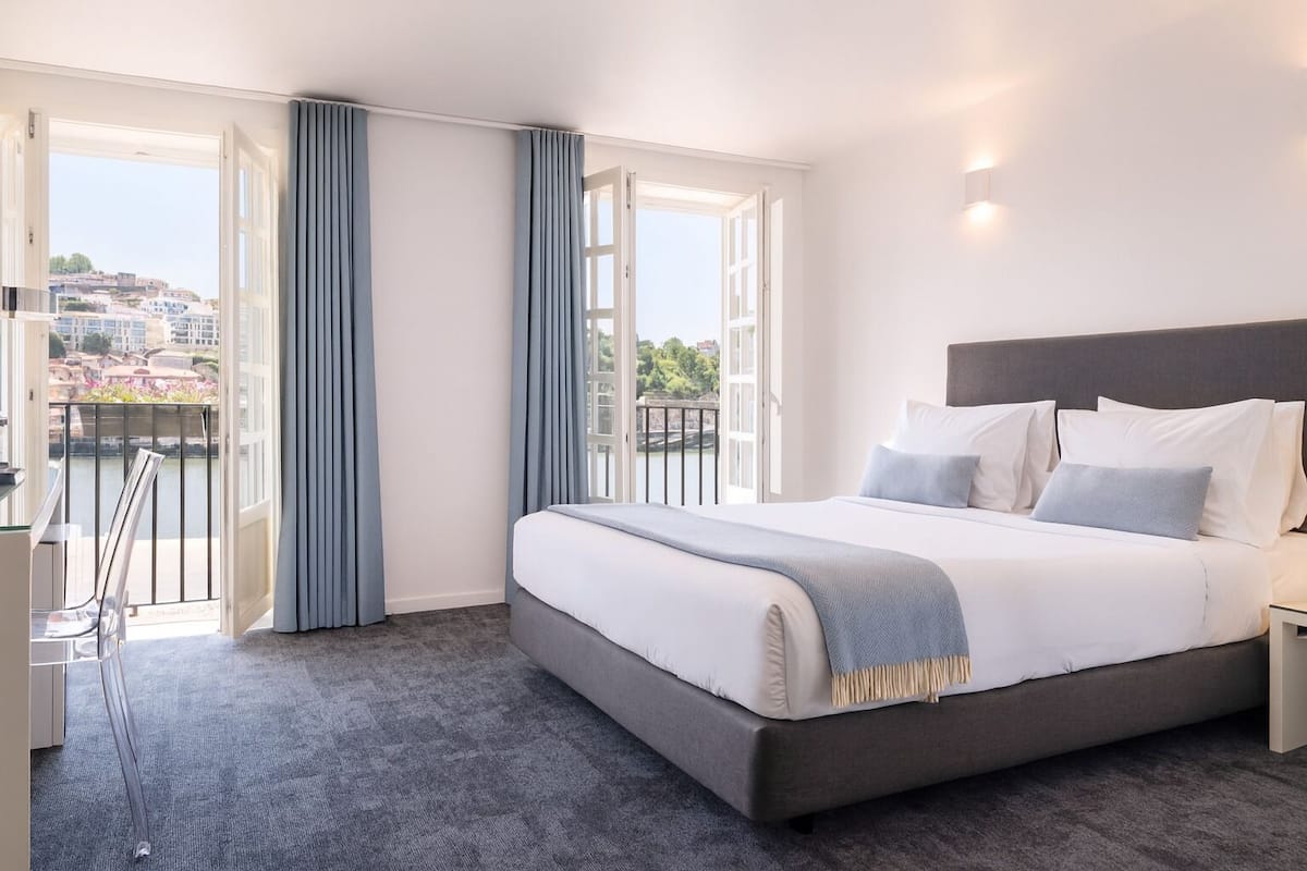 Chambre Double Deluxe, balcon, vue fleuve | Décoration personnalisée, ameublement personnalisé, rideaux occultants