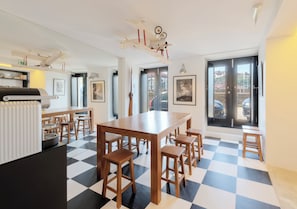 Daily continental breakfast (EUR 15 per person)