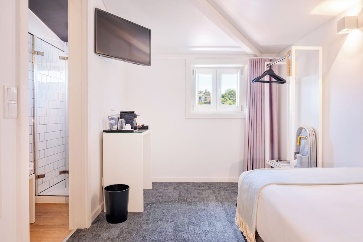 1 bedroom, individually decorated, individually furnished