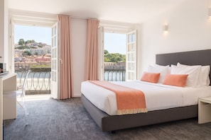 Premium Double Room, Balcony, River View - Miragaia Riverside Suites. (Porto)