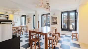 Desayuno continental (EUR 15 por persona)
