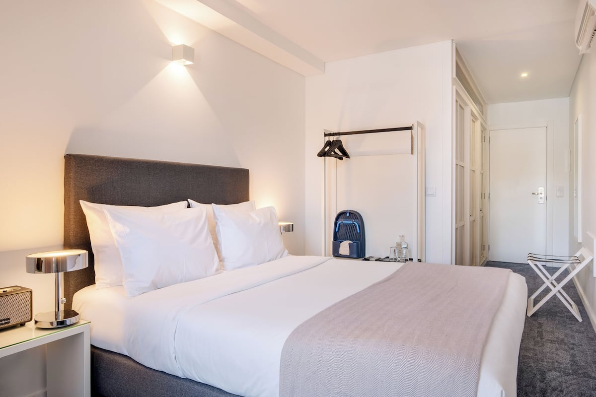1 bedroom, individually decorated, individually furnished