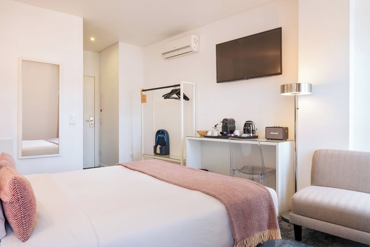 1 bedroom, individually decorated, individually furnished