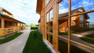 Departamento superior, 2 habitaciones | Minibar, escritorio, espacio para trabajar con laptop y insonorización